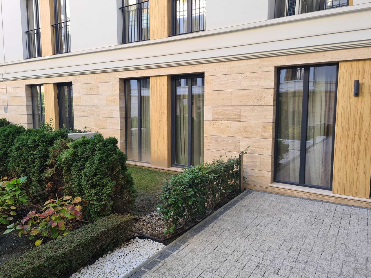 Дава се под наем Двустаен апартамент в Варна, Бриз - 84 кв.м за 600 € - Снимка #3