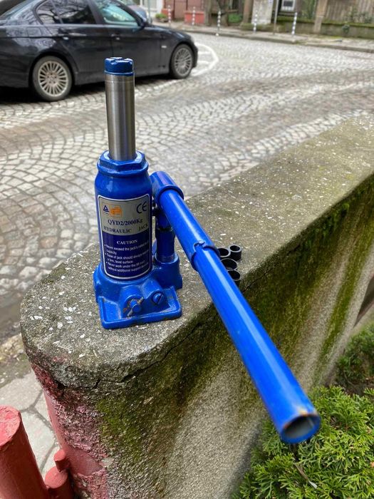 Крик, ключ за джанти, триъгълник, пожарогасител