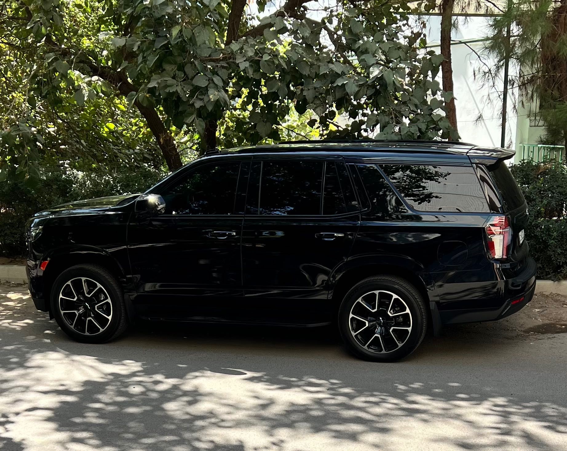 Продается TAHOE RST 2023 года