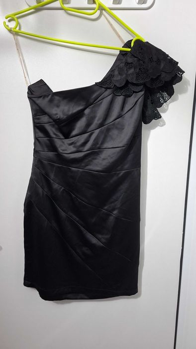 Елегантна сатенена рокля с едно рамо и дантелен акцент – Lipsy London