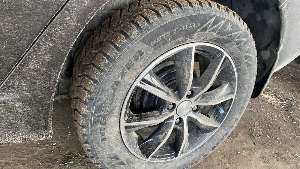 Продам комплект зимней резины,шипованный