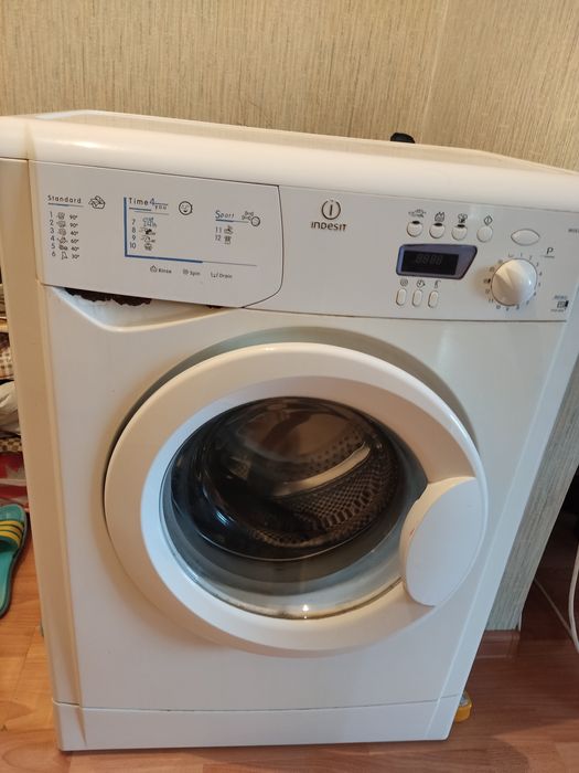 Машинка стиральная " indesit"