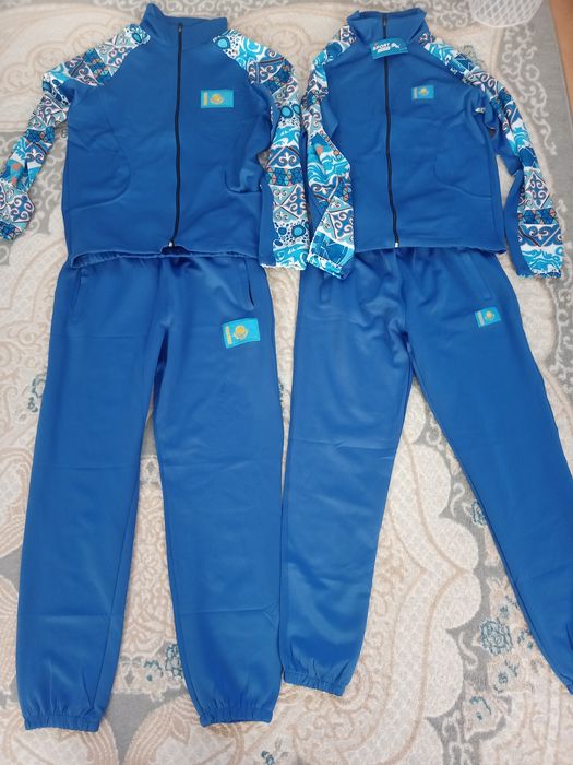 Мужской спортивный костюм