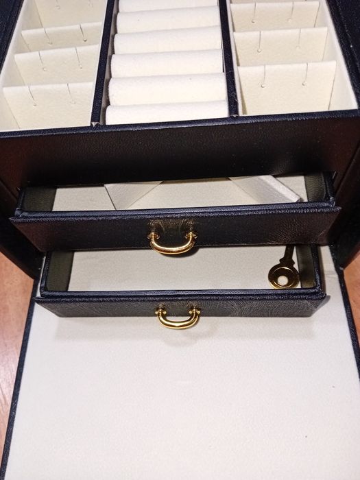 Vând caseta bijuterii