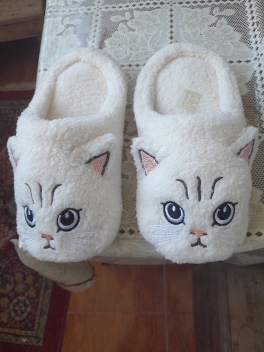 Vând doua perechide papuci pentru femei pufoși + un ceas de mana = 55