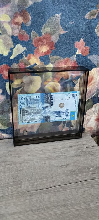 Банкнота в рамке эксклюзив  (купюра с 8 приносит удачу и благополучие)