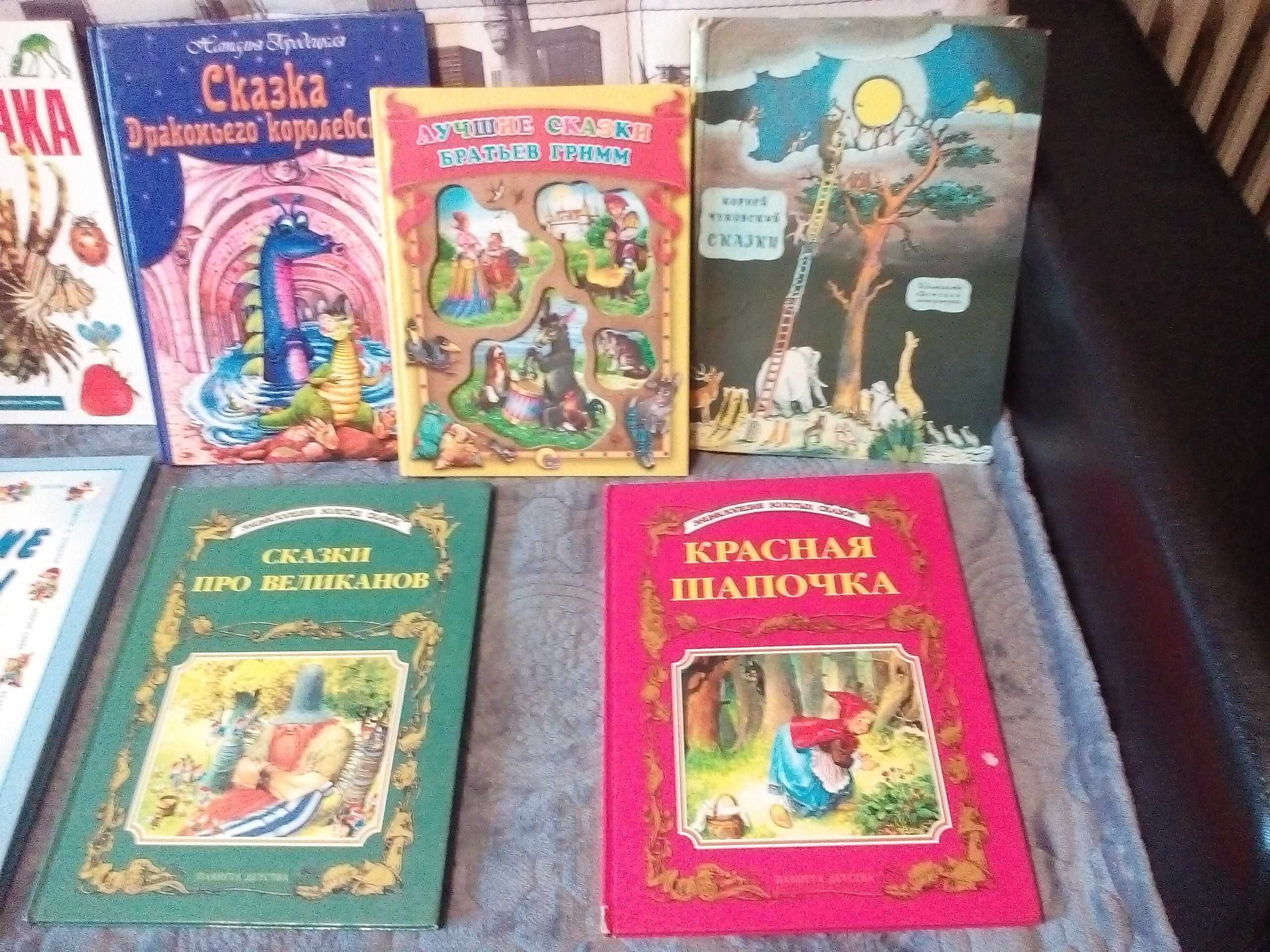 Детские книги и энциклопедии с подарочными фигурками животных