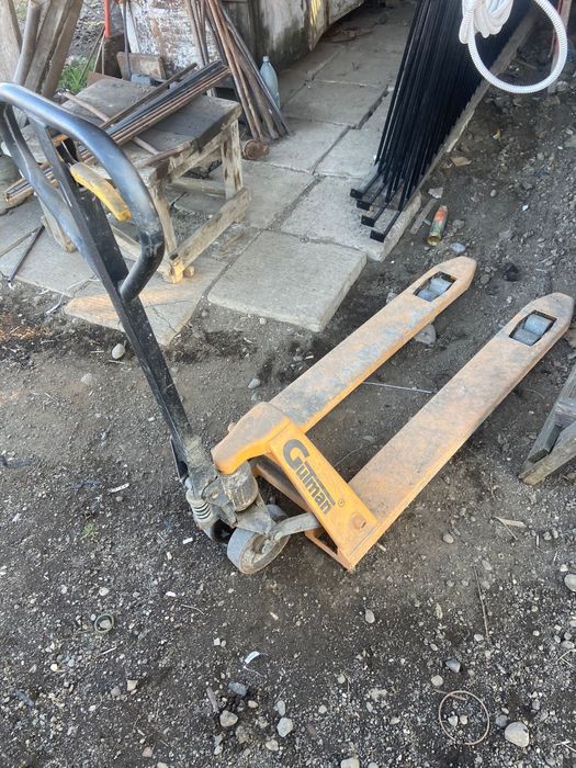 Vând Vibrator pentru beton la 2.20V și Transpalet