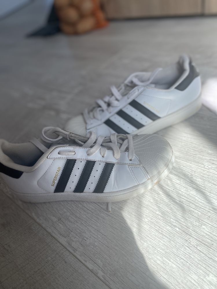 Vand adidasi Adidas !!