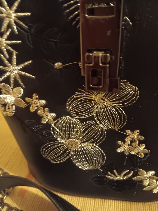 Черна чанта с бродерия