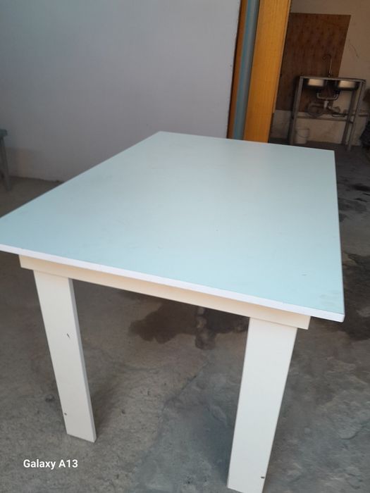 Кухонный стол и три табуретки