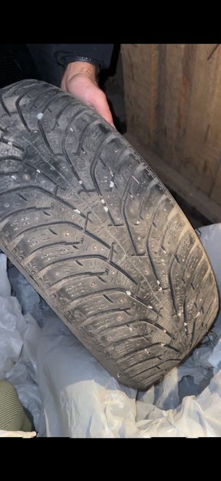 Продам зимнюю шипованную резину 215/55 R17