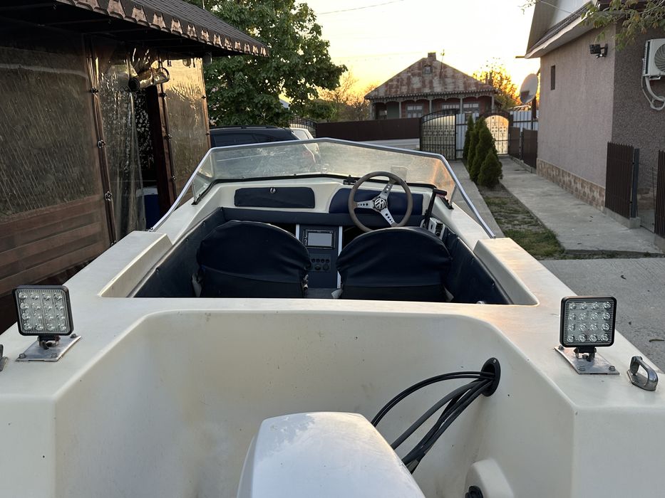 Vand barca / sau schimb cu laguna/ sau un motor de 40 cp an mai nou
