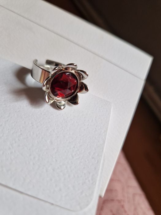 Inel argintiu cu piatră roșie