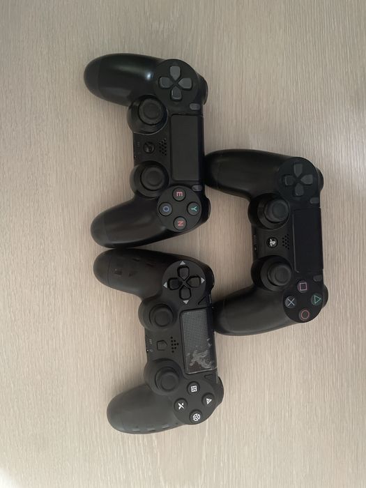 Vând Controller/Manetă pentru Playstation 4