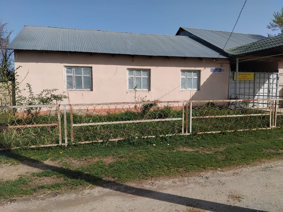 Продаётся большой дом с мебелью и всеми удобствами. Участок 40 соток.