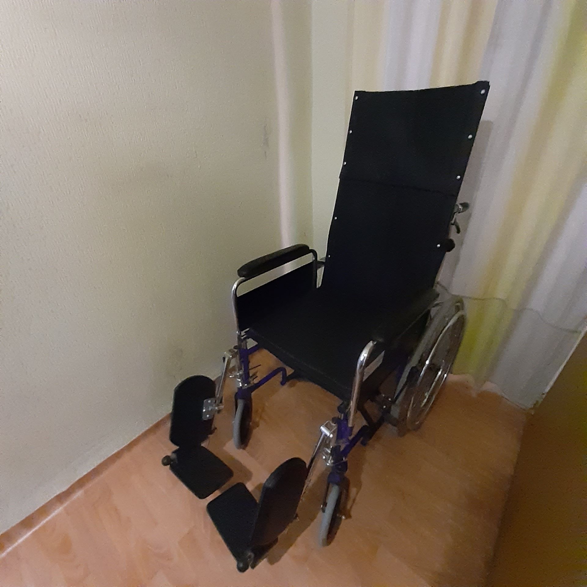 Продам инвалидную кресло-коляску