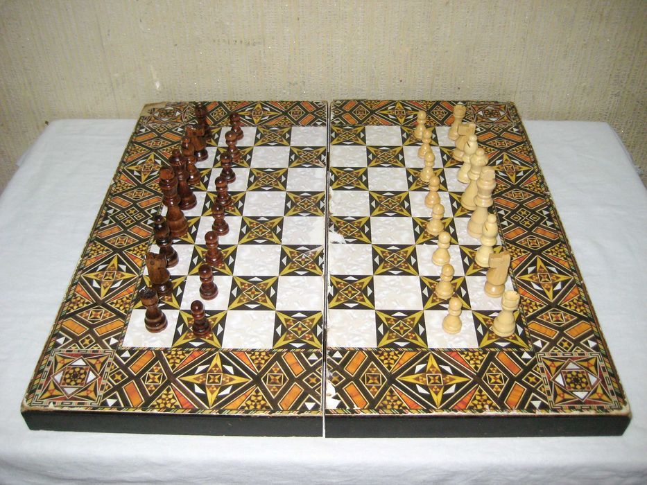 Шахмат необычный фигуры из дерево доска из мдф состоянии нормальный!
