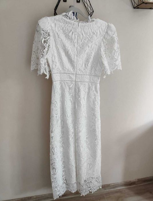 Бяла рокля Karen Millen с гипюрена дантела