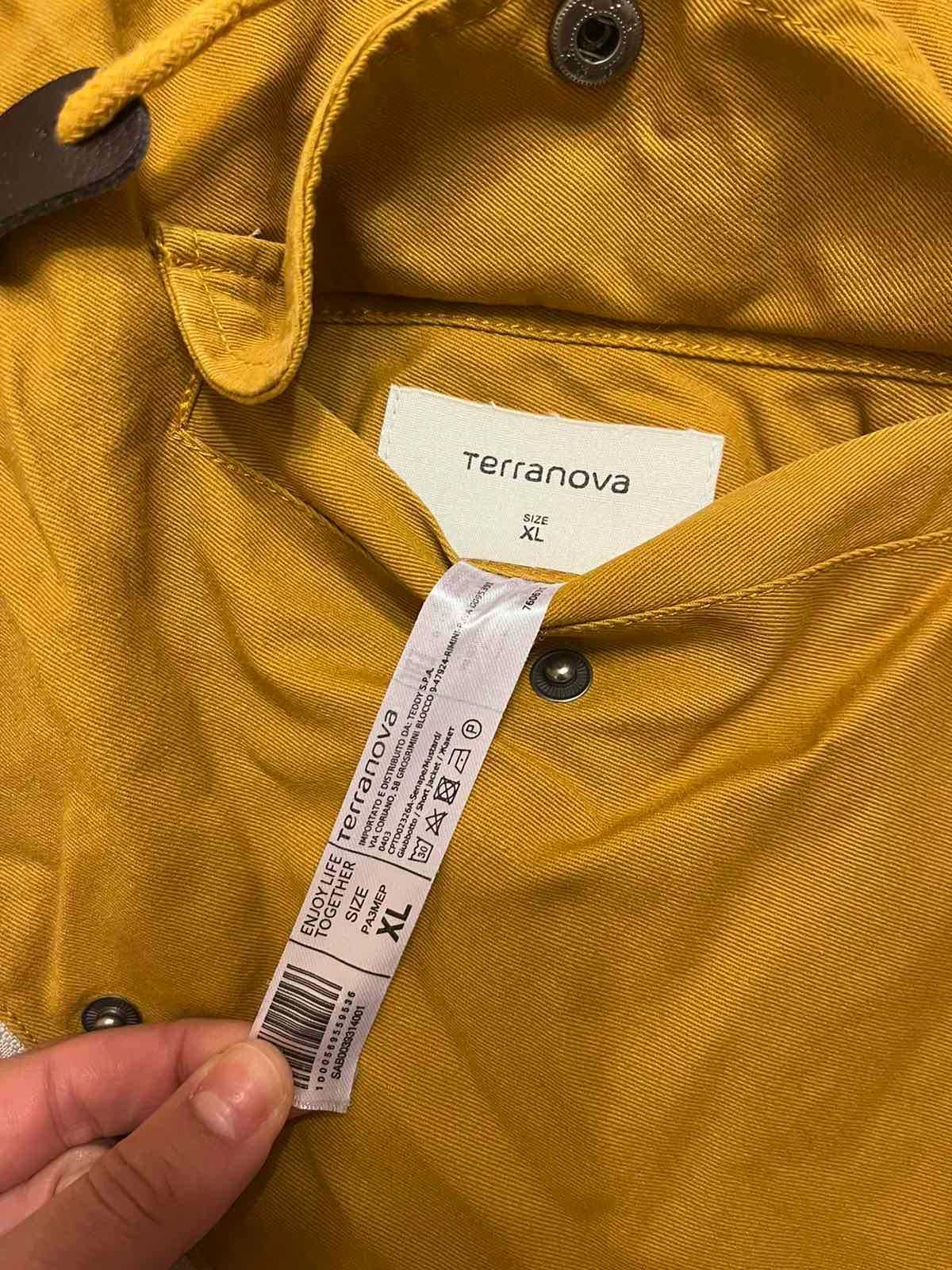 Продавам дамско зимно двулицево яке