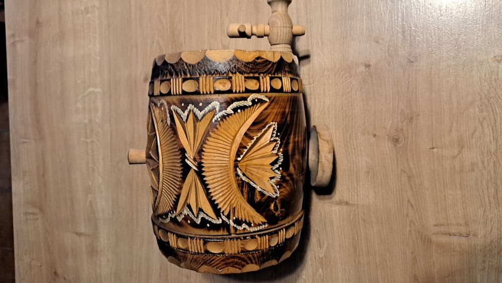 Butoiaș de lemn sculptat manual