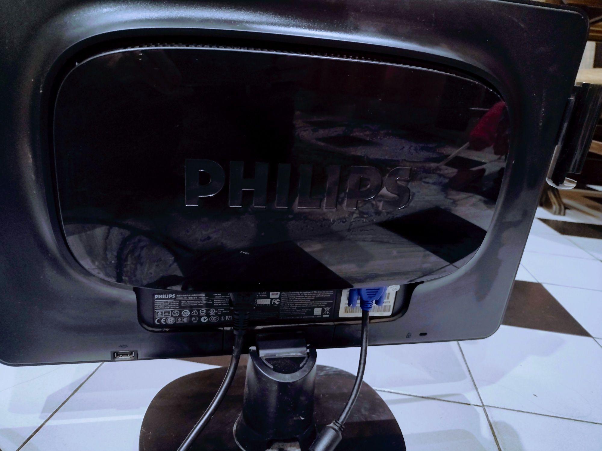 Монитор за компютър Philips + кабели