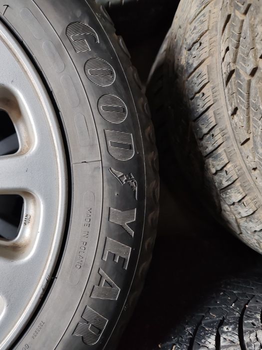 Шины Зима 205*60*R 16 Goodyear 2 штук