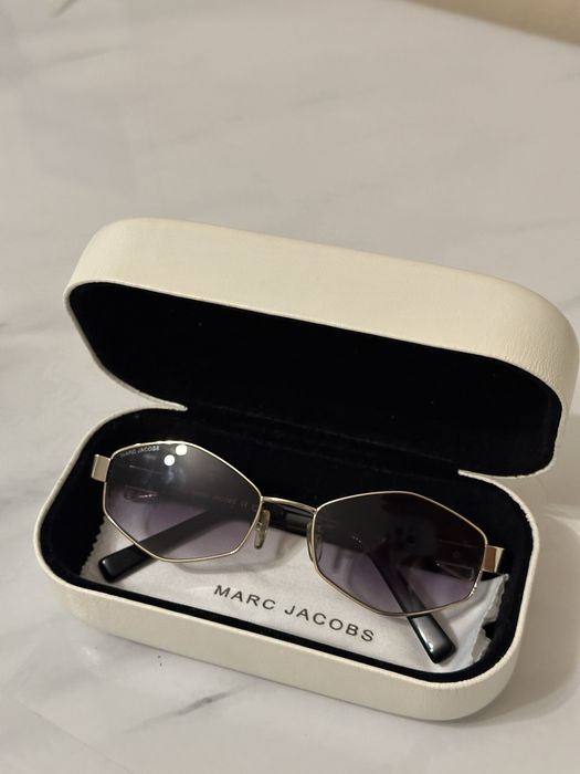 Стилни слънчеви очила със златна дръжка и UV защита