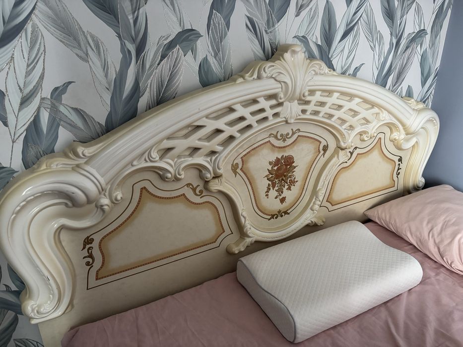 Продам кровать и две тумбы