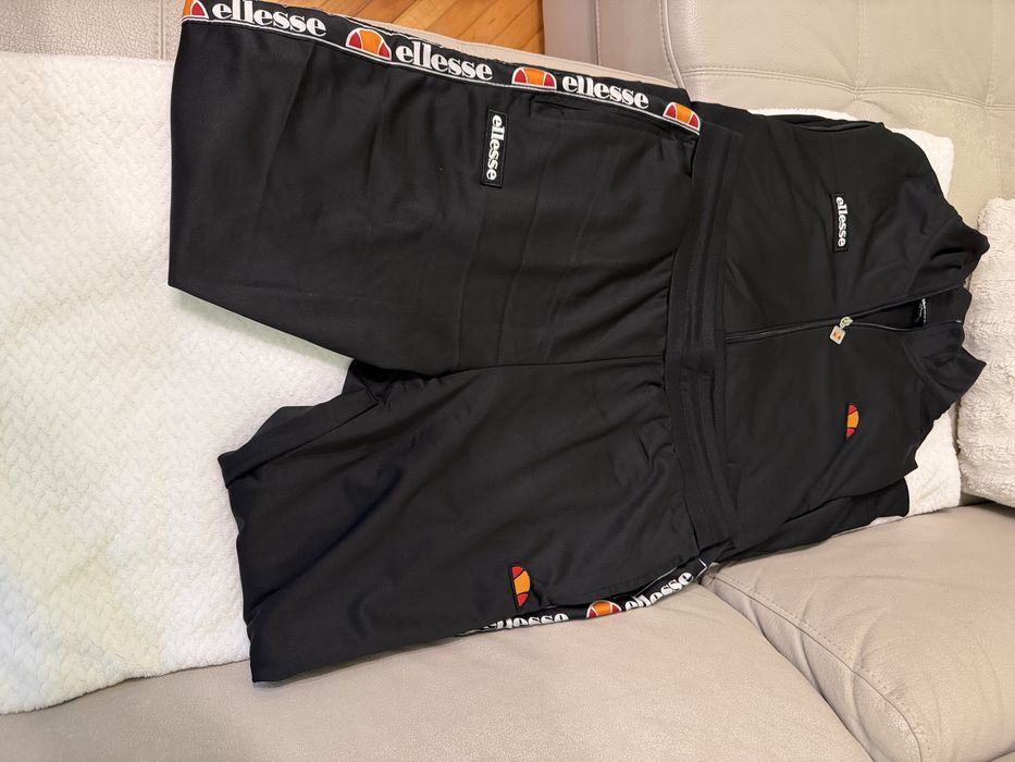 De vanzare Trenig Ellesse marimea L