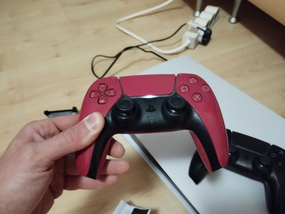 Playstation 5 отличен с два контролера и игри