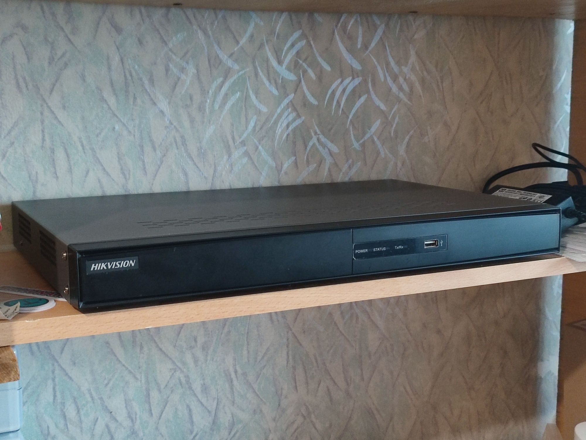 Видеорегистратор Hikvision память 1тб, для 8 камер видеонаблюдения