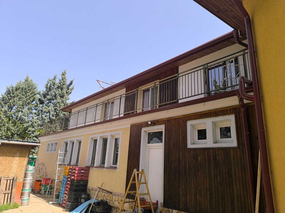 Произвеждам алуминиеви и стъклени парапети