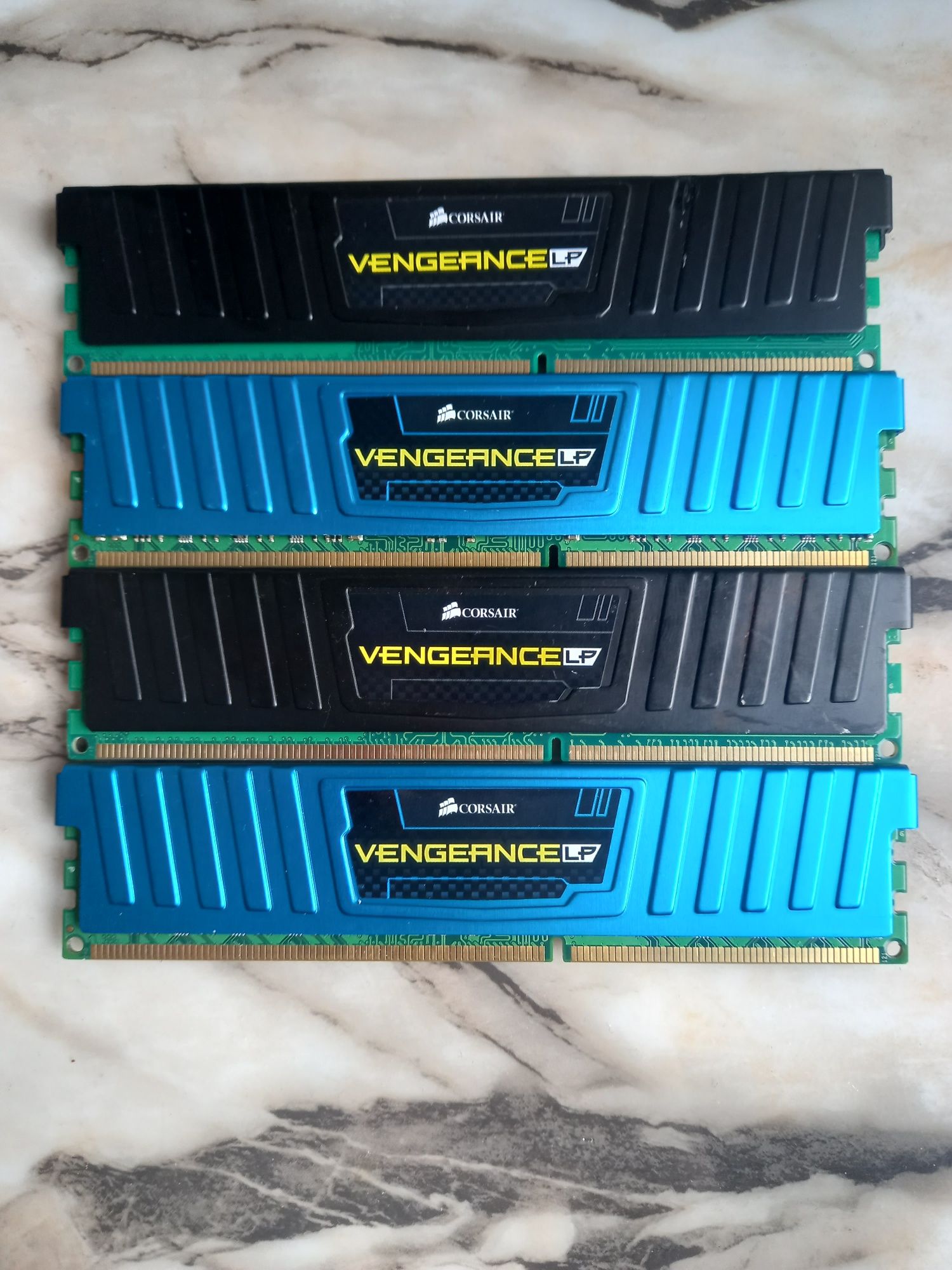 Памет 16GB (4x4GB) CORSAIR Vengeance LP 1600 MHz DDR3