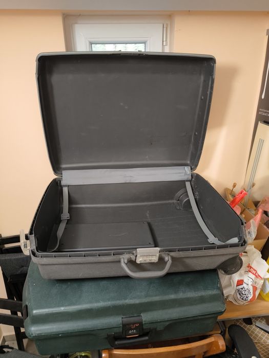 Куфар "американски турист" в добро състояние, работещ шифър.