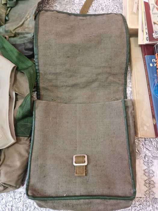 Продават се стари военни принадлежности