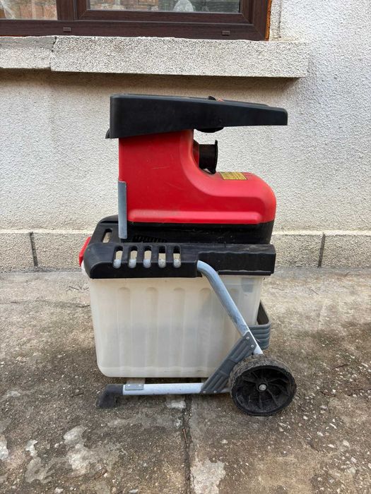 Валцова самопридърпваща дробилка за клони