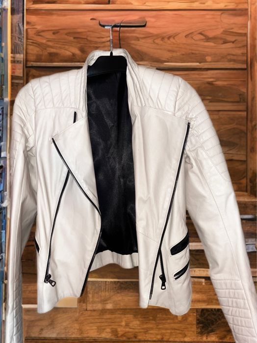 Geacă biker damă albă din piele cu fermoare negre