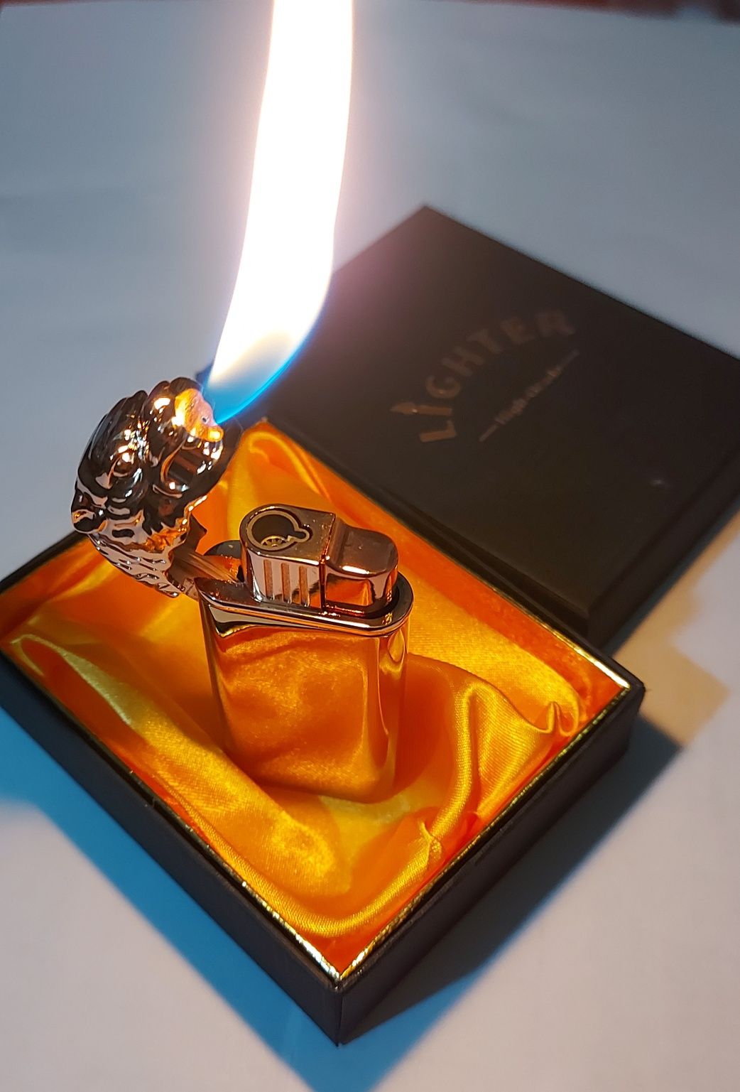 Газовая зажигалка на подарок. Зажигалка gold Lighter в коробке.