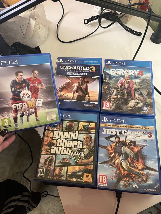 PS4 1ТВ с 2 контролера и 5 диска