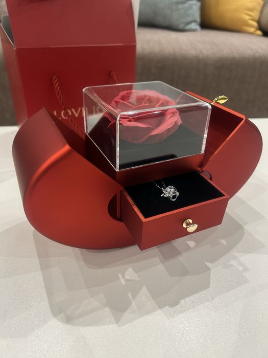 Сребърно колие в подаръчна кутия с роза!