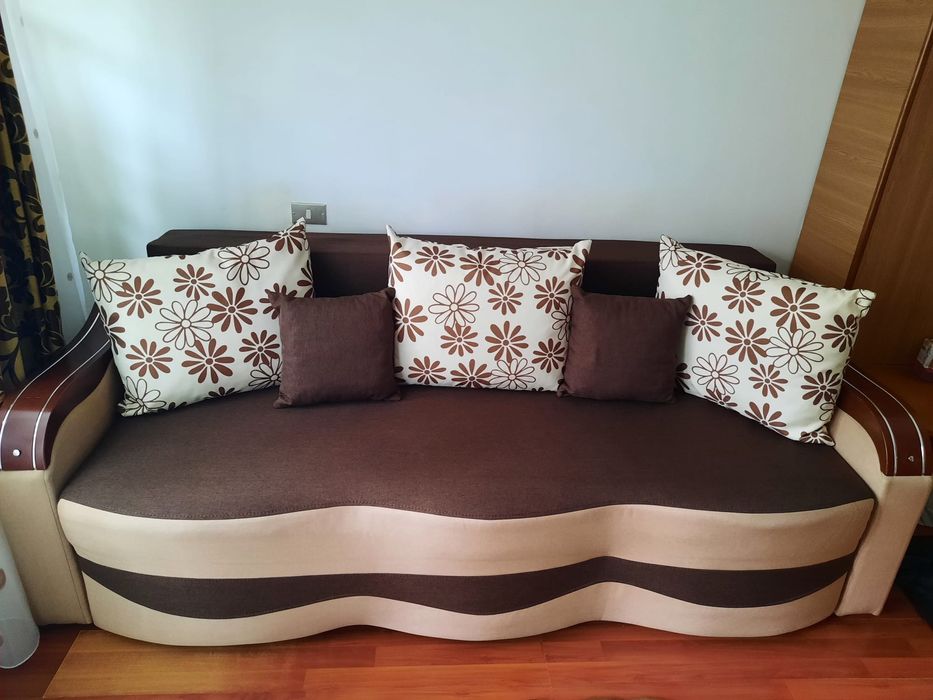 Vând canapea extensibila 3 locuri