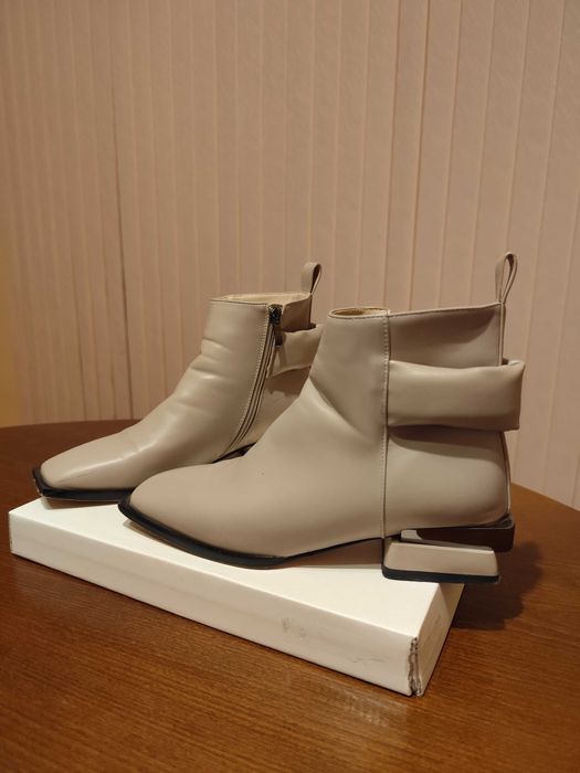 Елегантни дамски боти