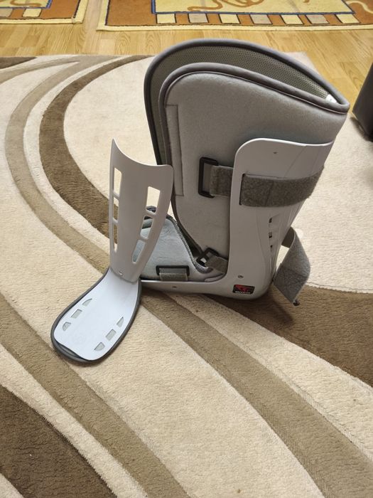 Cizmă ortopedică Breg Genesis Walker – Ca nouă – 500 lei