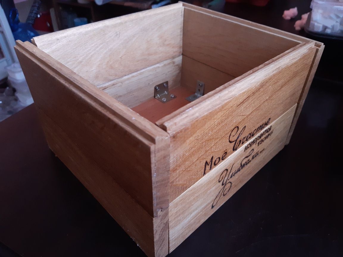 Деревянный ящик с надписью