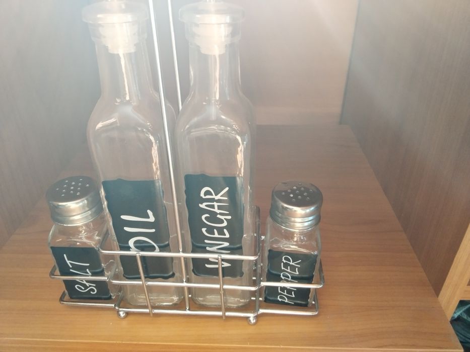 Чисто нов- комплект за маса, не използван изобщо с оригинална стойка