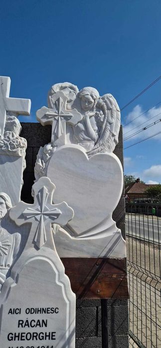 Monumente funerare