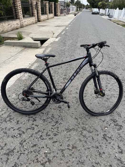 Vând bicicleta cube viper