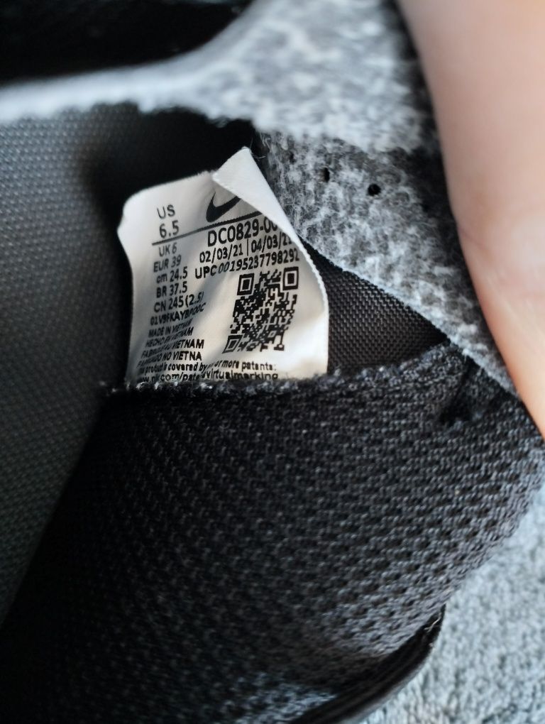 Футболни обувки за зала Nike Phantoma