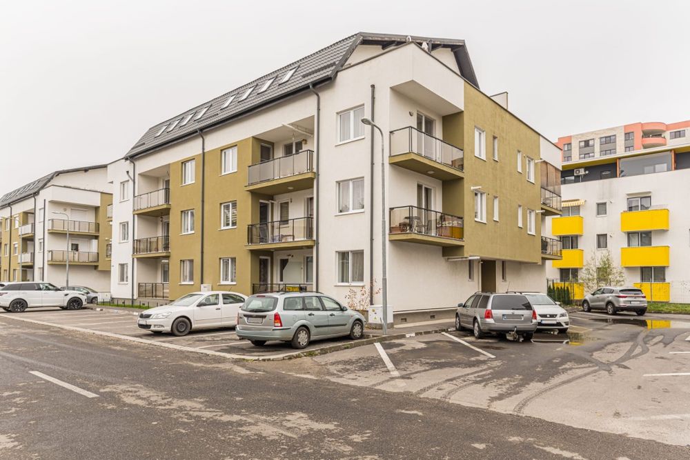 Închiriez o garsonieră.